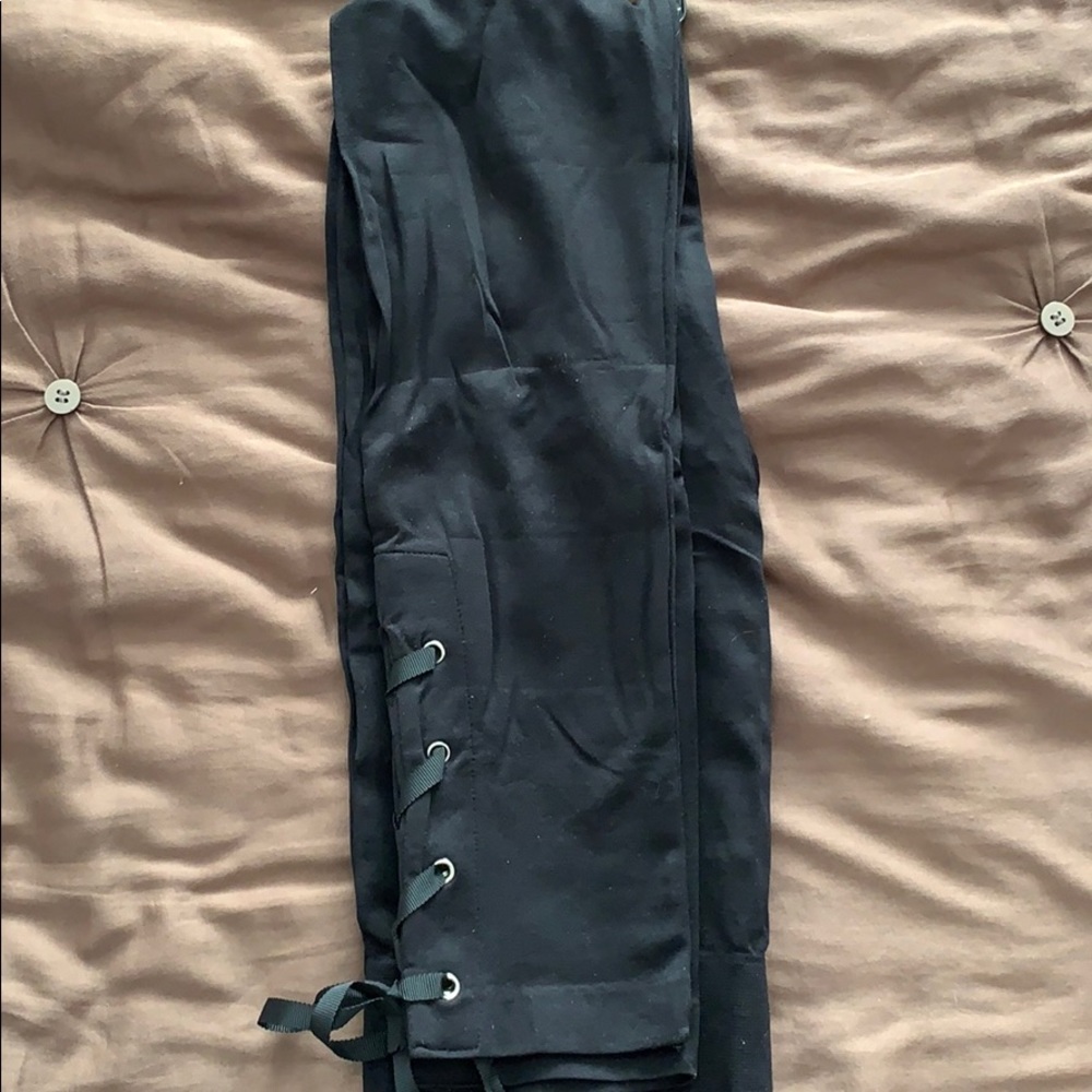 Seamless leggings that lace up